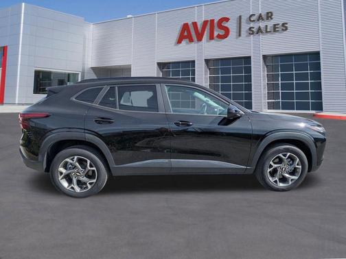 Mosaic Black Metallic 2025 Chevrolet Trax LT