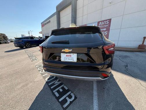 Mosaic Black Metallic 2025 Chevrolet Trax LT