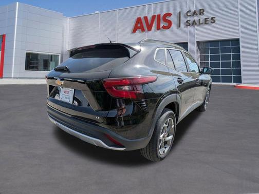 Mosaic Black Metallic 2025 Chevrolet Trax LT