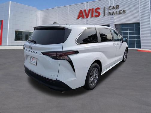 2025 Toyota Sienna LE