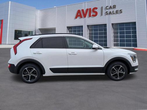 Snow White Pearl 2025 Kia Niro LX