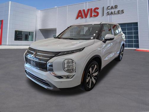 White Diamond 2025 Mitsubishi Outlander SE