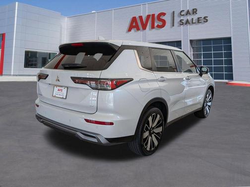 White Diamond 2025 Mitsubishi Outlander SE