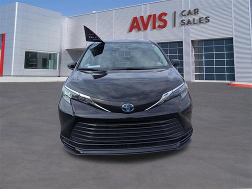 2025 Toyota Sienna LE