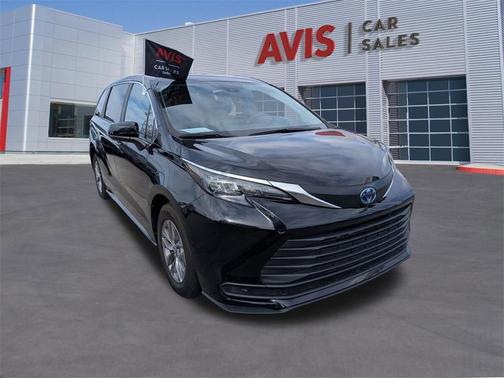 2025 Toyota Sienna LE