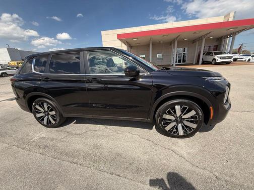 Labrador Black Pearl 2025 Mitsubishi Outlander SE 2.5 2WD