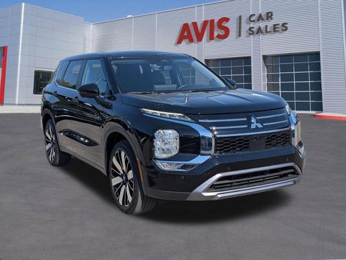 Labrador Black Pearl 2025 Mitsubishi Outlander SE 2.5 2WD