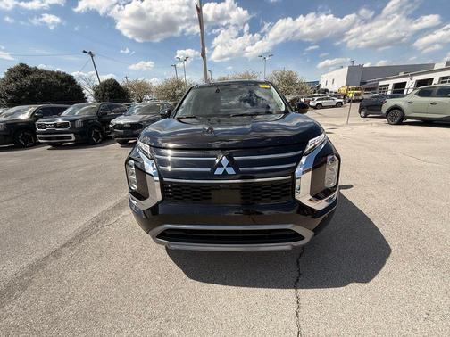 Labrador Black Pearl 2025 Mitsubishi Outlander SE 2.5 2WD