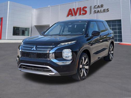 Labrador Black Pearl 2025 Mitsubishi Outlander SE 2.5 2WD