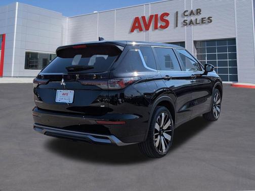 Labrador Black Pearl 2025 Mitsubishi Outlander SE 2.5 2WD