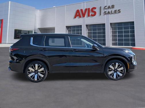 Labrador Black Pearl 2025 Mitsubishi Outlander SE 2.5 2WD