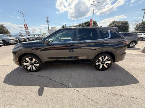 Labrador Black Pearl 2025 Mitsubishi Outlander SE 2.5 2WD