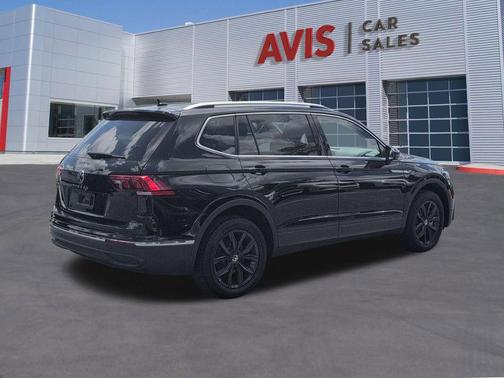 Deep Black Pearl 2024 Volkswagen Tiguan