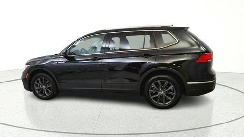 Deep Black Pearl Effect 2022 Volkswagen Tiguan 2.0T SE