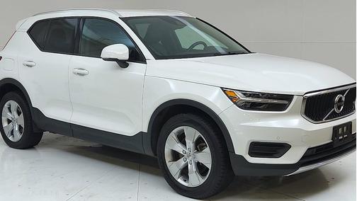 White 2020 Volvo XC40 T4 Momentum
