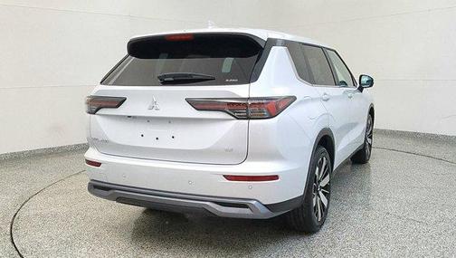 White 2025 Mitsubishi Outlander SE