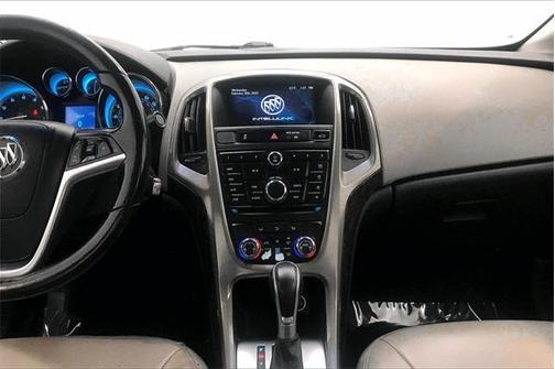 Photo 5 of 32 of 2012 Buick Verano Base