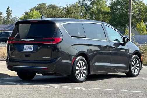2023 Chrysler Pacifica Hybrid Touring L
