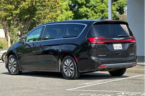 2023 Chrysler Pacifica Hybrid Touring L