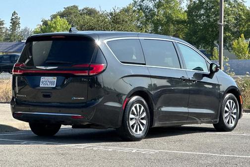 2023 Chrysler Pacifica Hybrid Touring L