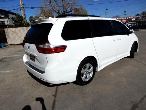 2018 Toyota Sienna LE