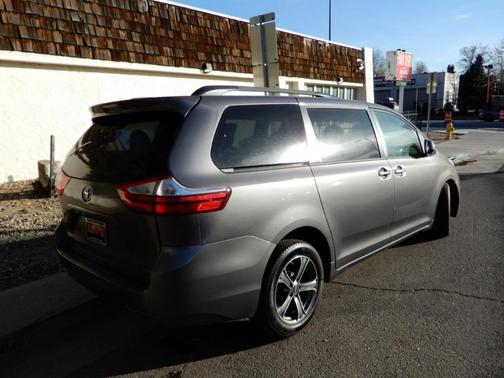 2017 Toyota Sienna LE