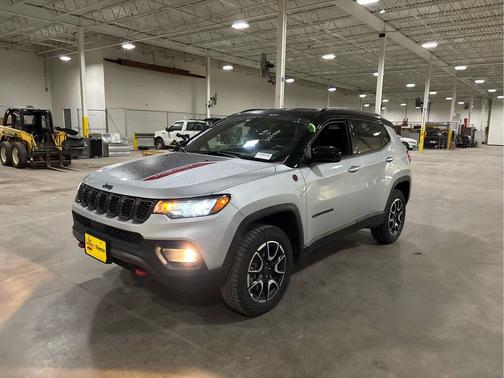 Silver Zynith Metallic Clearcoat 2025 Jeep Compass Trailhawk