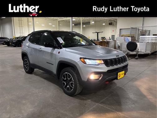 Silver Zynith Metallic Clearcoat 2025 Jeep Compass Trailhawk
