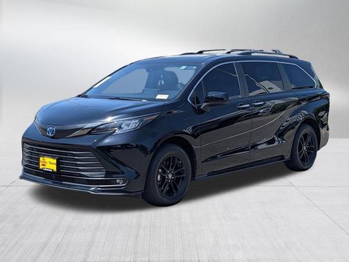 Midnight Black Metallic 2024 Toyota Sienna Woodland Edition