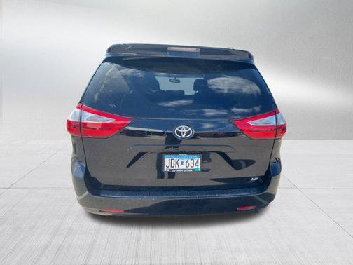 2016 Toyota Sienna LE
