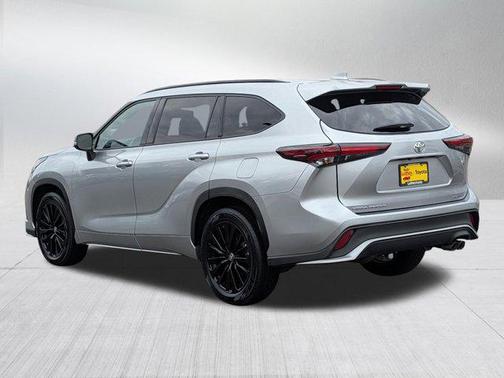 Celestial Silver Metallic 2025 Toyota Highlander XSE