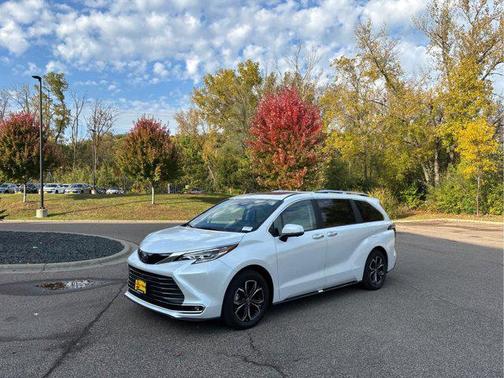 2025 Toyota Sienna Platinum 7 Passenger