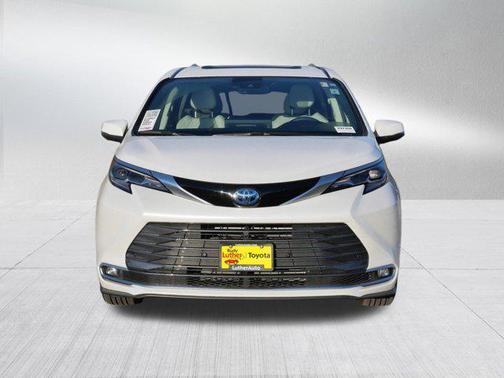 2025 Toyota Sienna Platinum