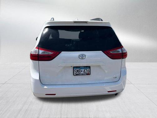 Super White 2018 Toyota Sienna LE