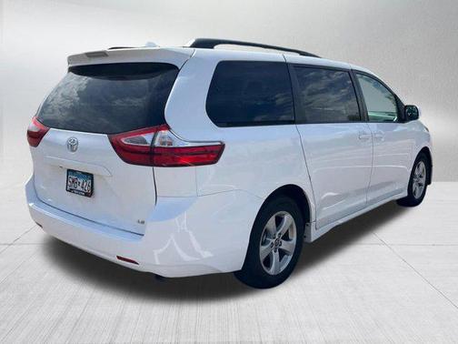 Super White 2018 Toyota Sienna LE