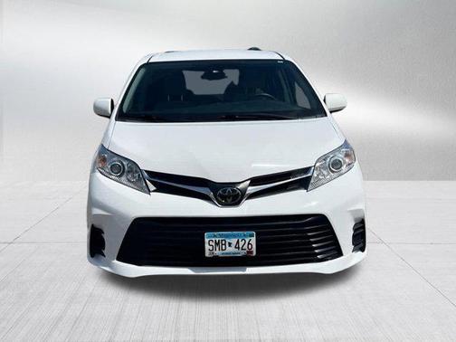 Super White 2018 Toyota Sienna LE