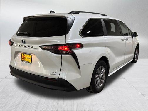 Wind Chill Pearl 2024 Toyota Sienna XLE