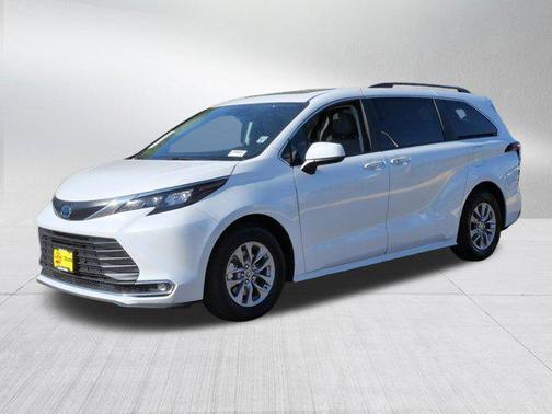 Wind Chill Pearl 2024 Toyota Sienna XLE