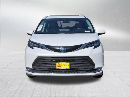Wind Chill Pearl 2024 Toyota Sienna XLE