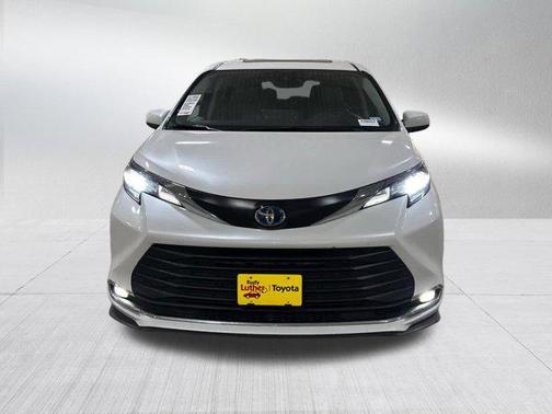 Wind Chill Pearl 2024 Toyota Sienna XLE