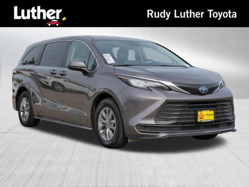 2022 Toyota Sienna LE