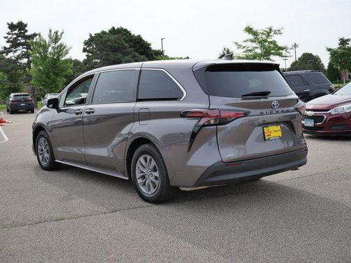 2022 Toyota Sienna LE