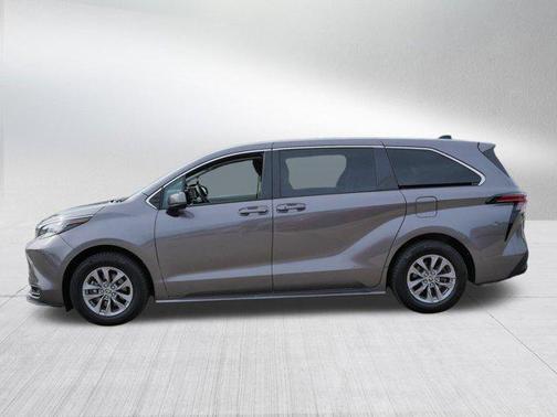 2022 Toyota Sienna LE