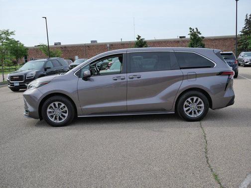 2022 Toyota Sienna LE