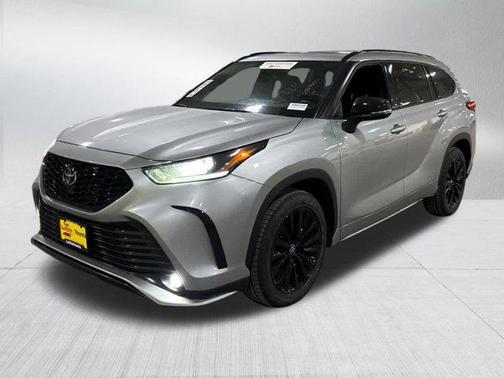Celestial Silver Metallic 2025 Toyota Highlander XSE
