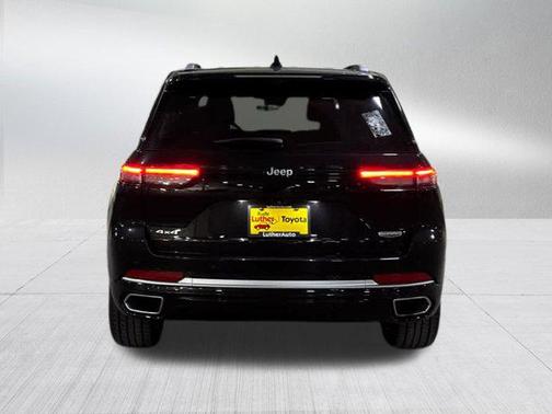 2022 Jeep Grand Cherokee Summit