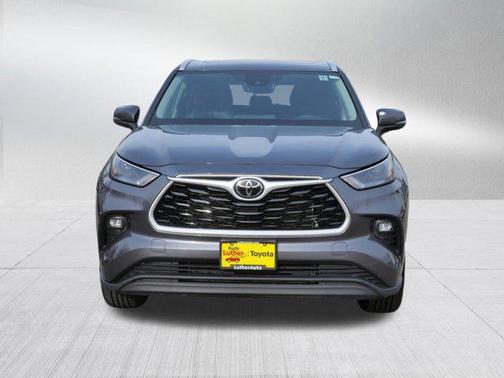 Magnetic Gray Metallic 2024 Toyota Highlander XLE