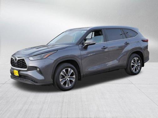 Magnetic Gray Metallic 2024 Toyota Highlander XLE