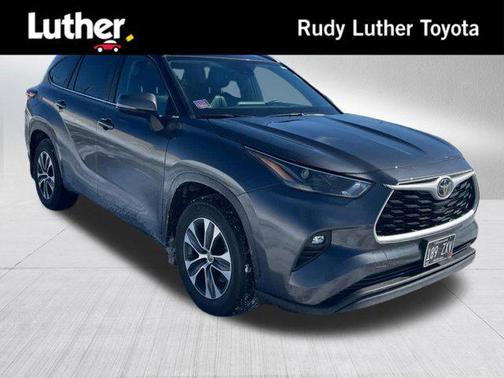 Magnetic Gray Metallic 2024 Toyota Highlander XLE
