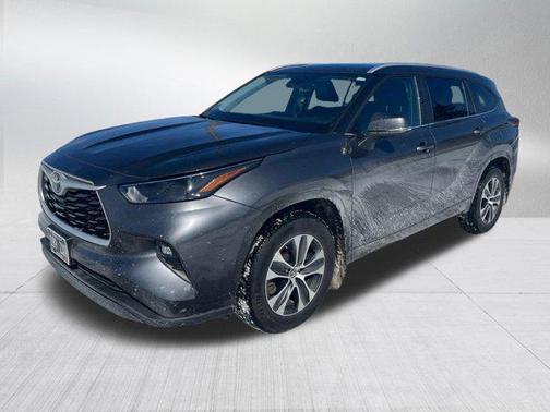 Magnetic Gray Metallic 2024 Toyota Highlander XLE